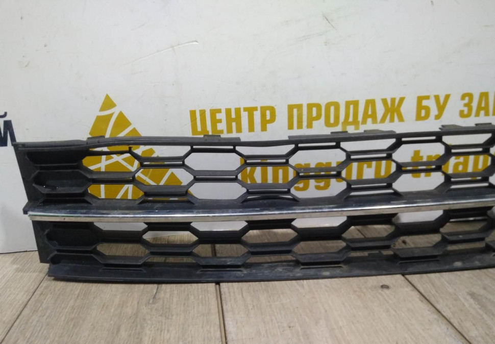Решетка переднего бампера бу Skoda Octavia A7 рестайлинг OEM 5E0853677K