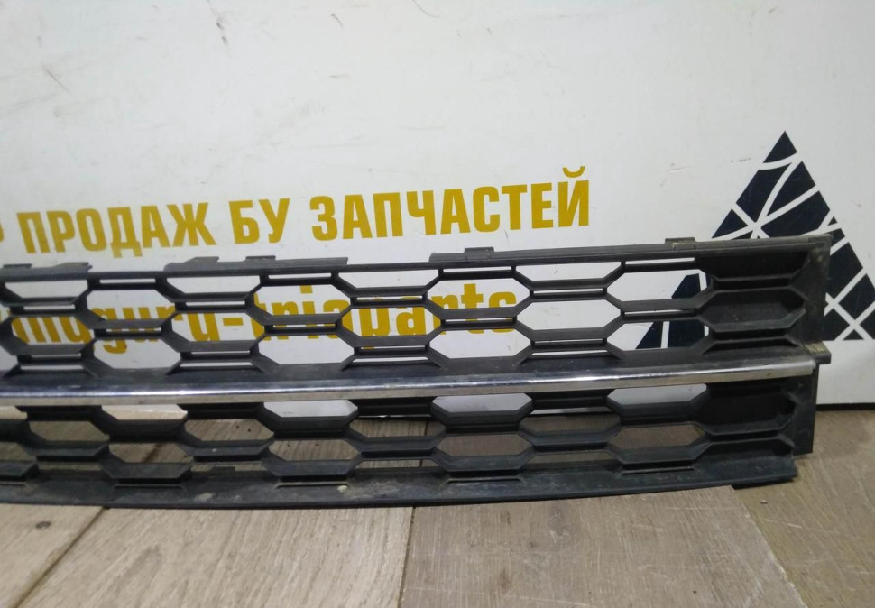 Решетка переднего бампера бу Skoda Octavia A7 рестайлинг OEM 5E0853677K