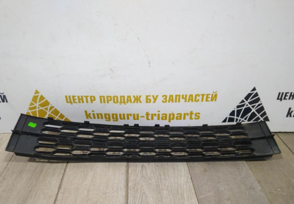 Решетка переднего бампера бу Skoda Octavia A7 рестайлинг OEM 5E0853677K