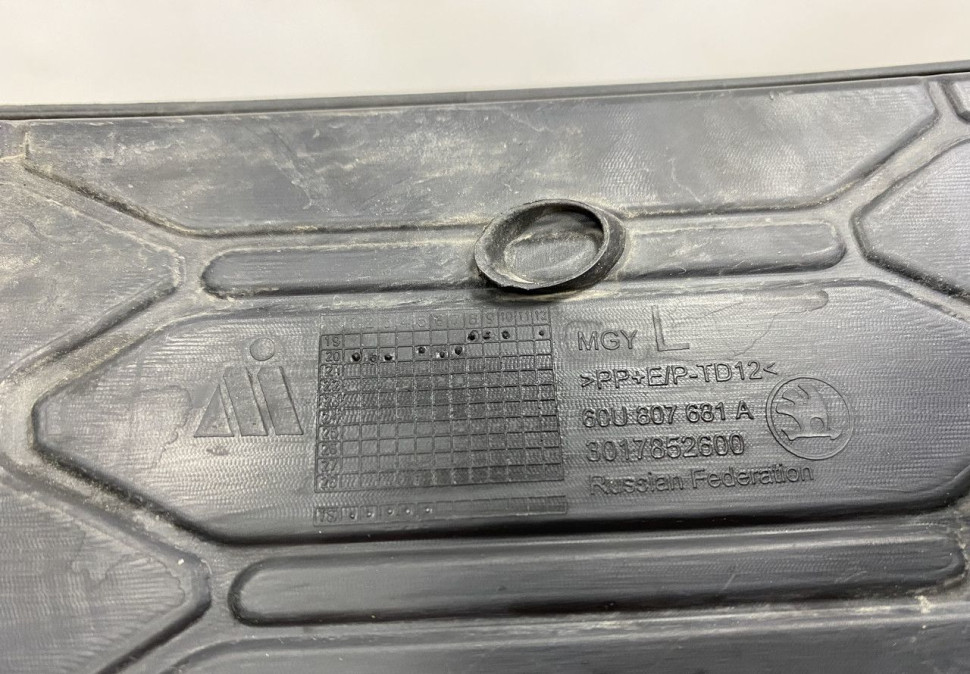 Решетка бампера левая Skoda Rapid 2 OEM 60U807681A