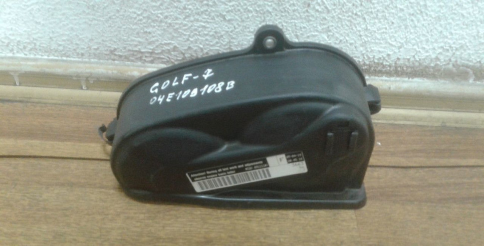 Защитный кожух ремня Volkswagen Golf 7 oem 04e109108b
