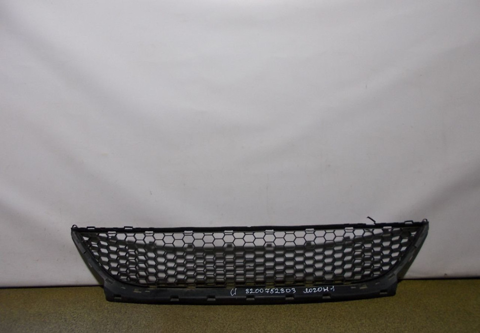 Решетка бампера бу Renault Logan 1 рестайлинг OEM 8200752803