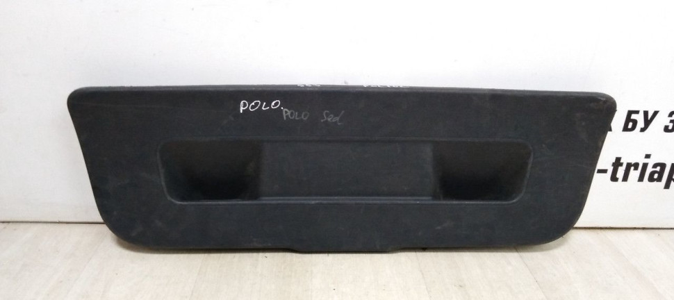 Обшивка крышки багажника Volkswagen Polo седан oem 6ru867605 (скл-3)