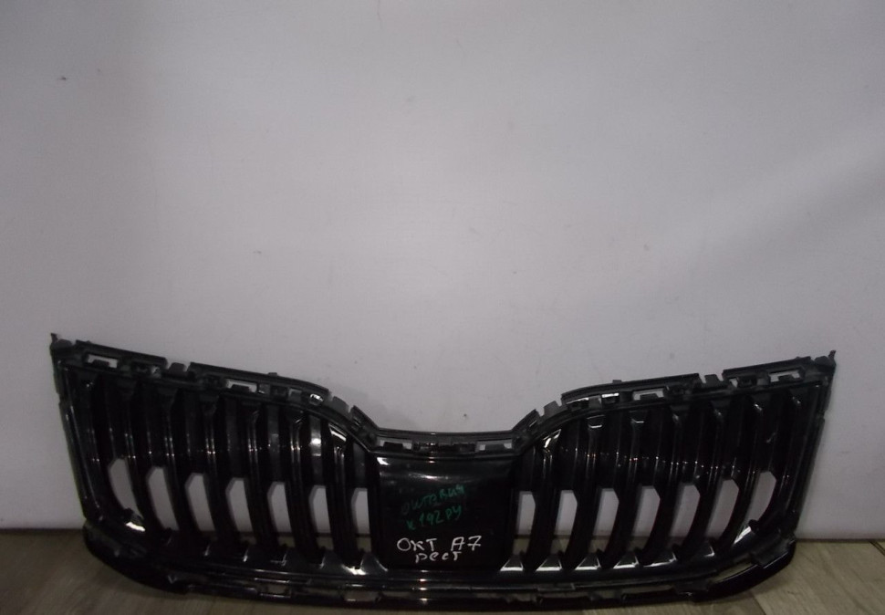 Решетка радиатора бу Skoda Octavia A7 рестайлинг OEM 5E0853653C