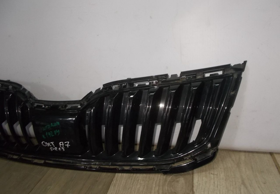 Решетка радиатора бу Skoda Octavia A7 рестайлинг OEM 5E0853653C