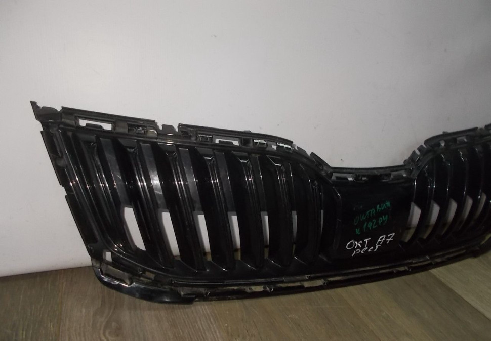 Решетка радиатора бу Skoda Octavia A7 рестайлинг OEM 5E0853653C