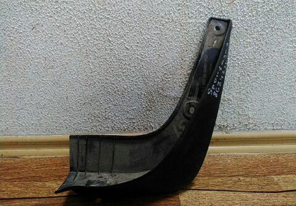 Брызговик задний правый KIA Sportage 3 oem 868423u000