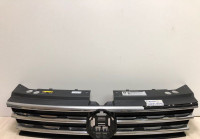 Решетка радиатора Volkswagen Tiguan 2 (16>) oem 5na853651g (трещина) (слом.мал.часть.)