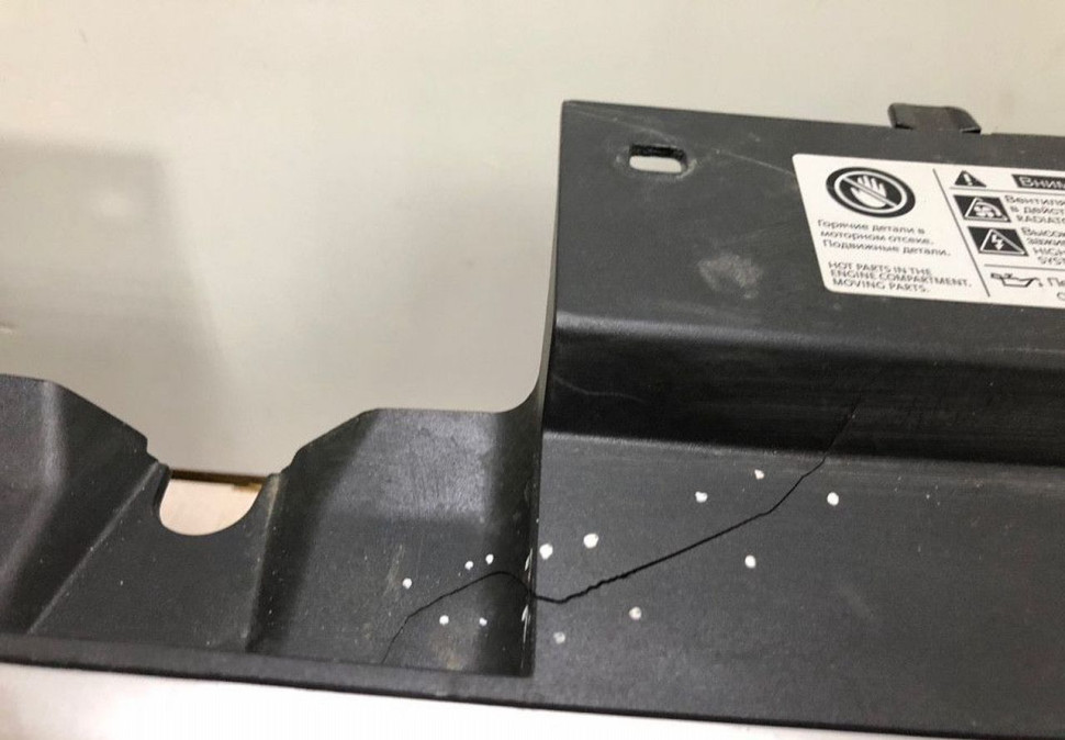 Решетка радиатора Volkswagen Tiguan 2 (16>) oem 5na853651g (трещина) (слом.мал.часть.) Решетка радиатора Volkswagen Tiguan 2 (16>) oem 5na853651g (трещина) (слом.мал.часть.)