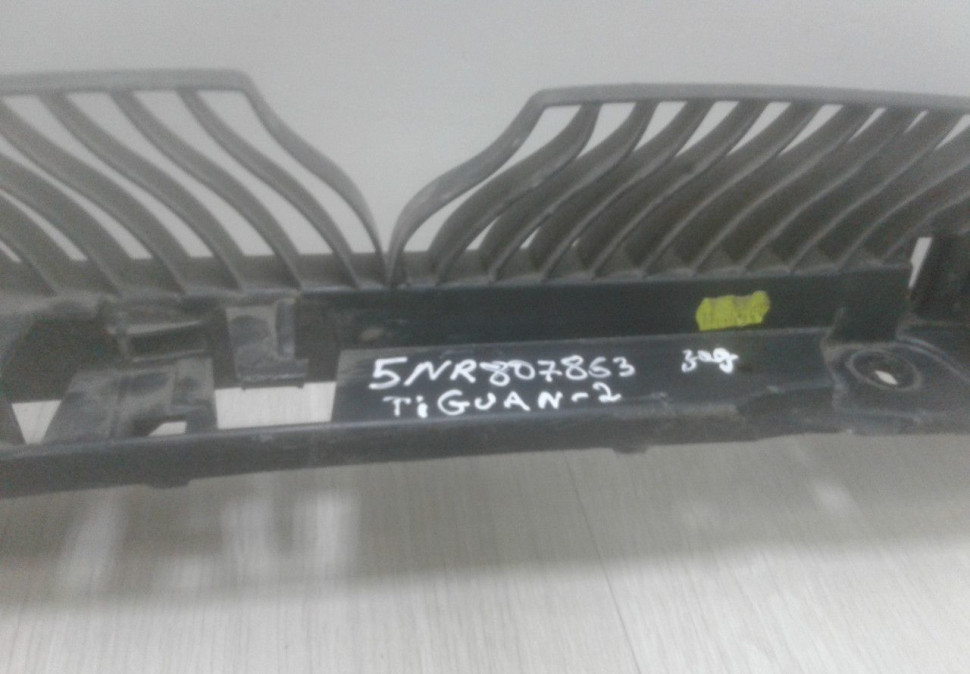 Кронштейн заднего бампера Volkswagen Tiguan 2 oem 5nr807863 (трещина)