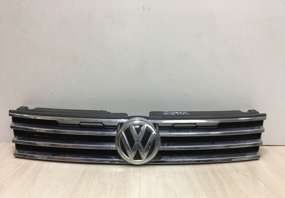 Решетка радиатора Volkswagen Touareg NF (14>) oem 7P6853653 (трещина)