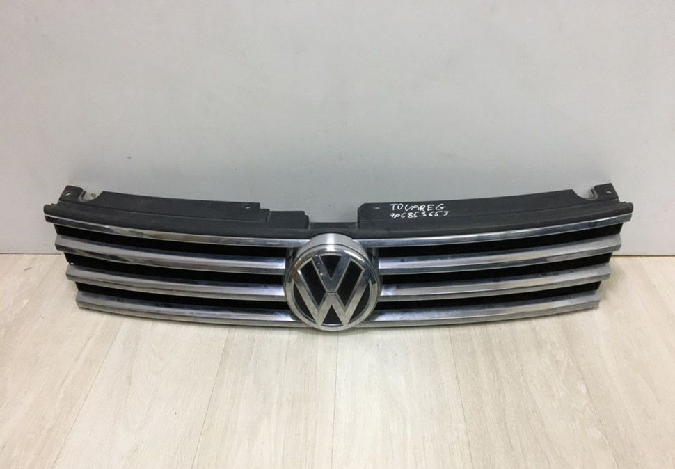 Решетка радиатора Volkswagen Touareg NF (14>) oem 7P6853653 (трещина) Решетка радиатора Volkswagen Touareg NF (14>) oem 7P6853653 (трещина)