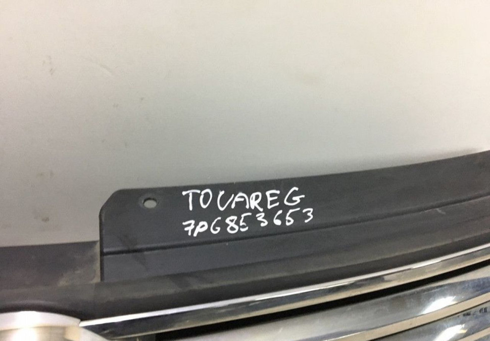 Решетка радиатора Volkswagen Touareg NF (14>) oem 7P6853653 (трещина) Решетка радиатора Volkswagen Touareg NF (14>) oem 7P6853653 (трещина)