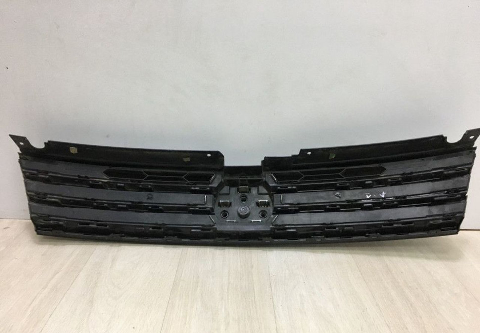 Решетка радиатора Volkswagen Touareg NF (14>) oem 7P6853653 (трещина) Решетка радиатора Volkswagen Touareg NF (14>) oem 7P6853653 (трещина)