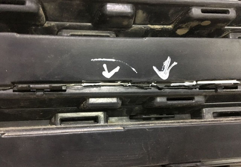 Решетка радиатора Volkswagen Touareg NF (14>) oem 7P6853653 (трещина) Решетка радиатора Volkswagen Touareg NF (14>) oem 7P6853653 (трещина)