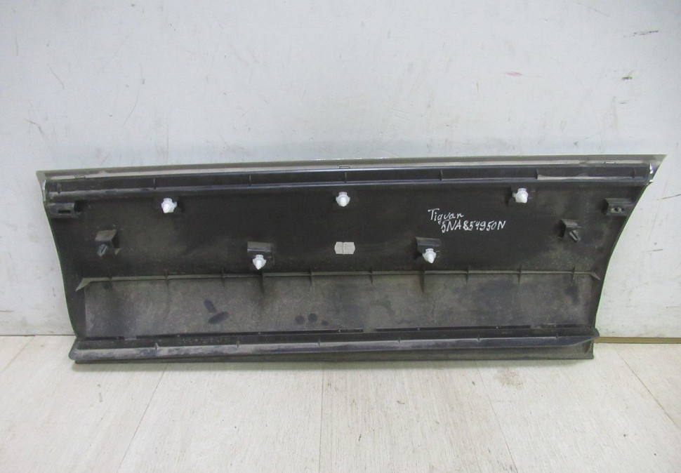 Молдинг двери задний правый Volkswagen Tiguan 2 oem 5NA854950 Молдинг двери задний правый Volkswagen Tiguan 2 oem 5NA854950