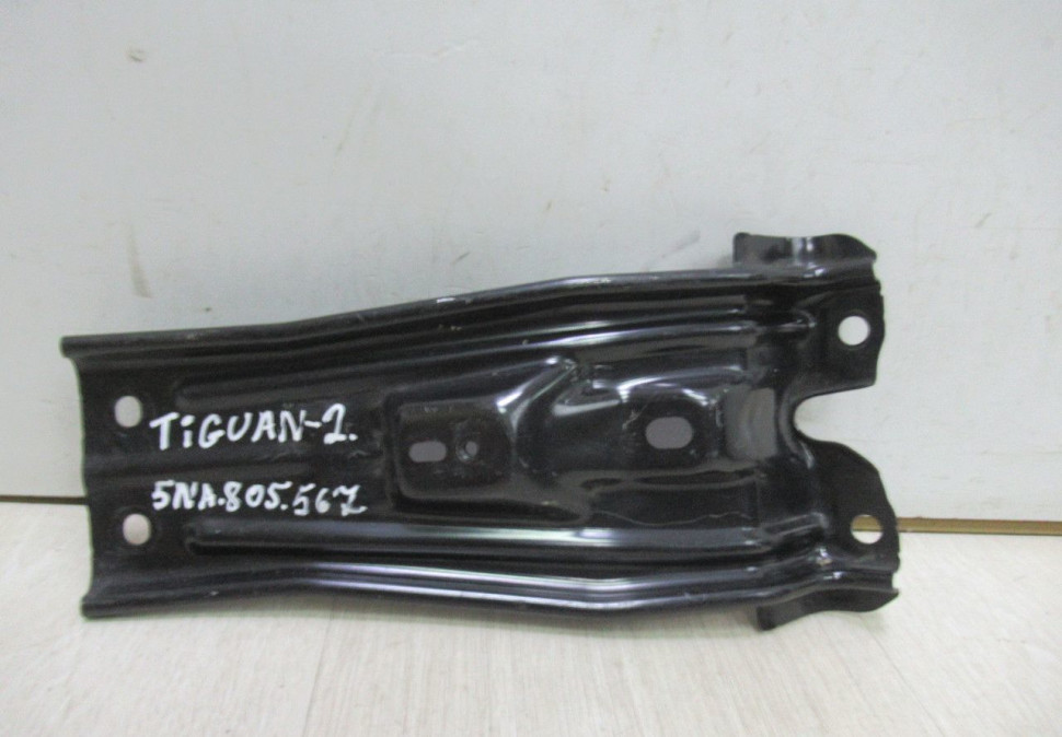 Кронштейн замка капота  Volkswagen Tiguan 2 oem 5na805567