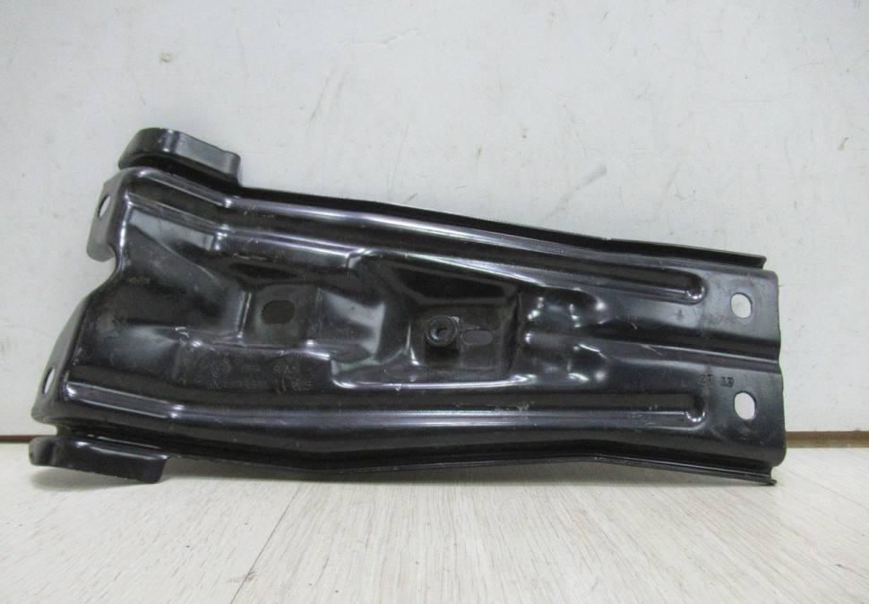 Кронштейн замка капота  Volkswagen Tiguan 2 oem 5na805567