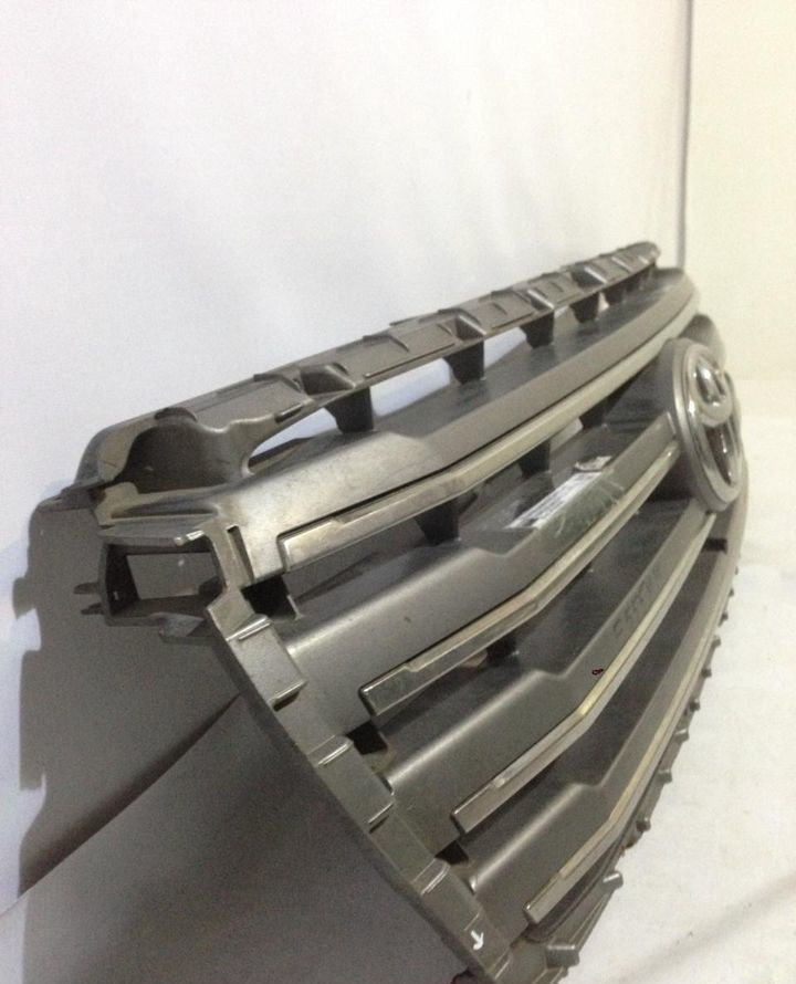 Решетка радиатора Toyota Land Cruiser 200 oem 5311460110