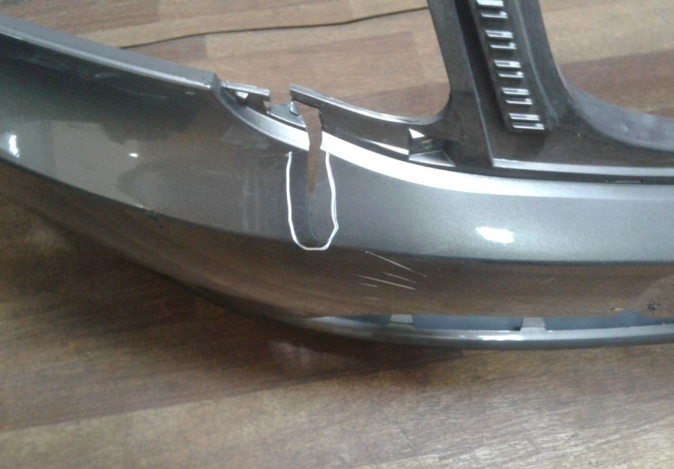 Бампер передний Lada Granta oem 2191280301501 (трещина) Бампер передний Lada Granta oem 2191280301501 (трещина)