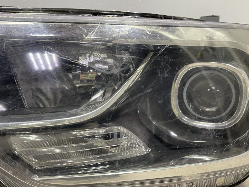 Фара левая Hyundai Starex H1 oem 921014H610 (трещ. креплений) Фара левая Hyundai Starex H1 oem 921014H610 (трещ. креплений)