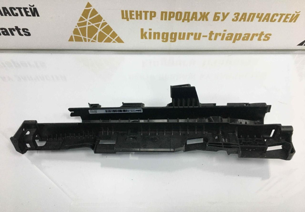 Щиток кассеты радиатора левый BMW G20 320i oem8666840