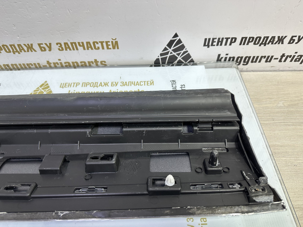 Молдинг двери передний правый Volkswagen Touareg 3 2018> oem 760854940E