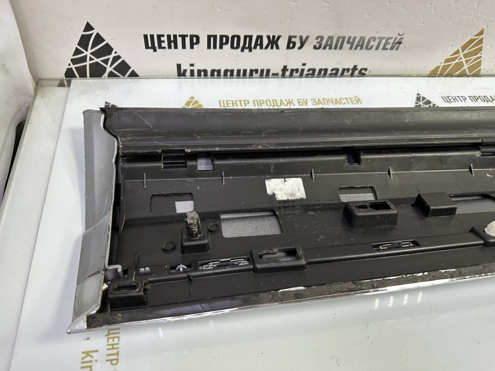 Молдинг двери передний правый Volkswagen Touareg 3 2018> oem 760854940E