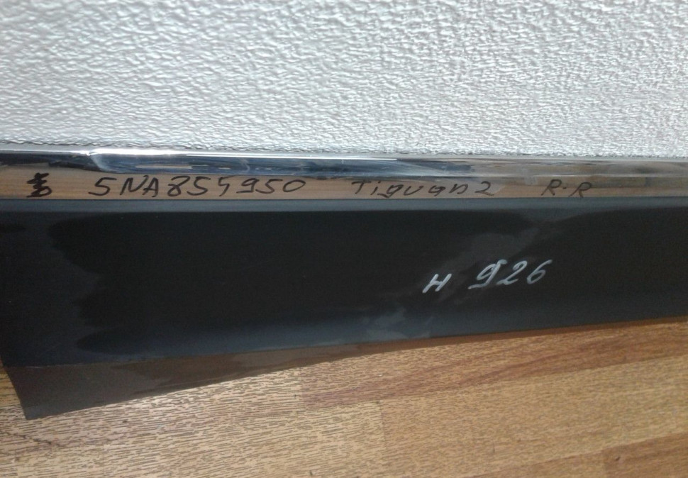 Молдинг двери задний правый Volkswagen Tiguan 2 (слом 2 крепления) oem 5NA854950
