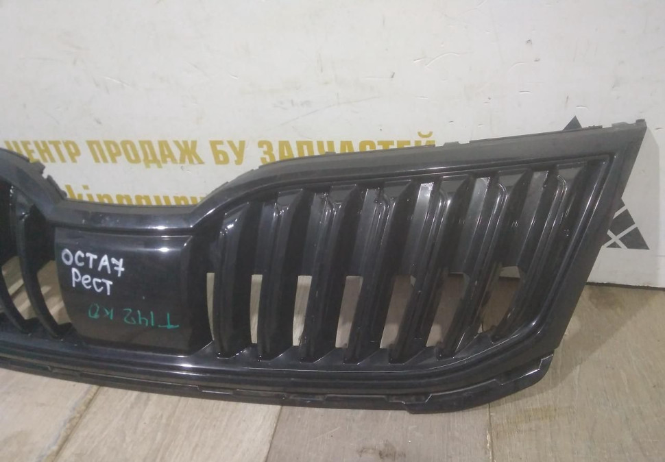 Решетка радиатора бу Skoda Octavia A7 рестайлинг OEM 5E0853653C Решетка радиатора бу Skoda Octavia A7 рестайлинг OEM 5E0853653C