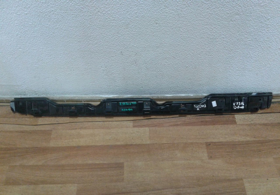 Кронштейн заднего бампера Hyundai Tucson 3 oem 87376d7000