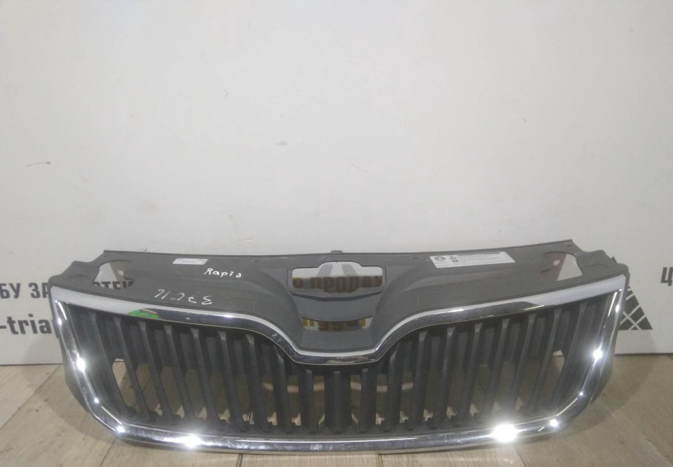 Решетка радиатора бу Skoda Rapid OEM 5JA853668