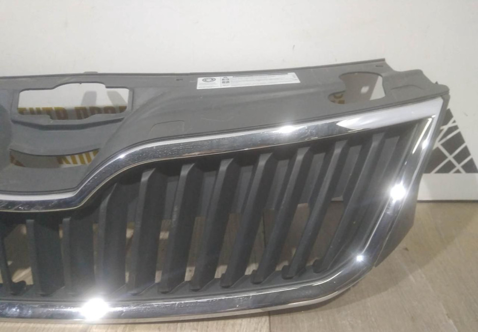 Решетка радиатора бу Skoda Rapid OEM 5JA853668