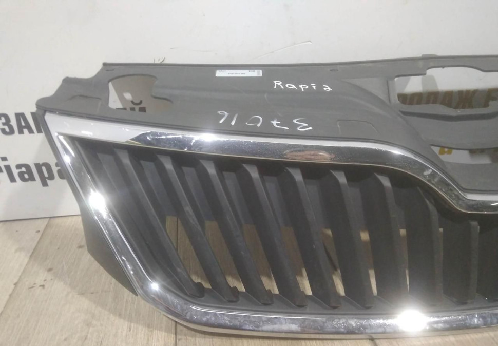Решетка радиатора бу Skoda Rapid OEM 5JA853668