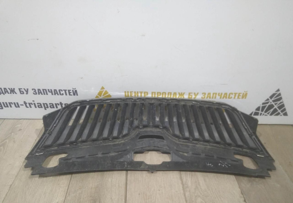 Решетка радиатора бу Skoda Rapid OEM 5JA853668