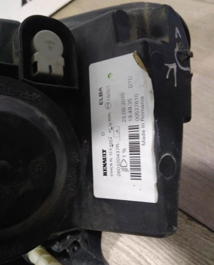 Фара правая бу Renault Logan 2 рестайлинг OEM 260100437R Фара правая бу Renault Logan 2 рестайлинг OEM 260100437R
