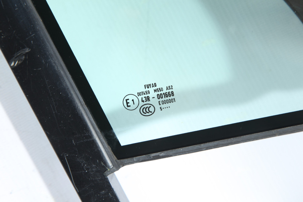 Форточка (стекло) двери передняя правая Volkswagen Touareg Oem 7P6845114