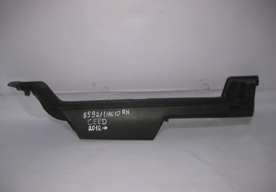 Направляющая багажника передняя левая Kia Ceed 2 (12>) oem 859211h610 (скл-3)