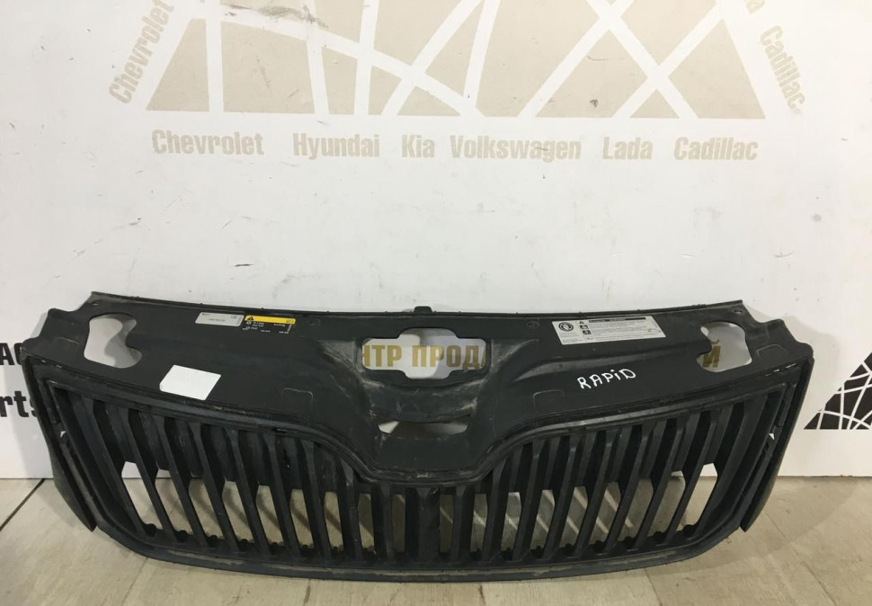 Решетка радиатора Skoda Rapid OEM 5JA853668