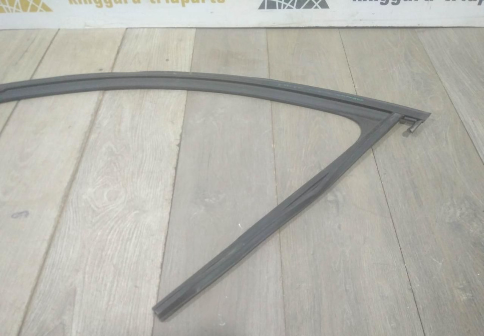 Уплотнитель стекла двери передний правый бу Skoda Octavia A7 OEM 5E0837431 Уплотнитель стекла двери передний правый бу Skoda Octavia A7 OEM 5E0837431