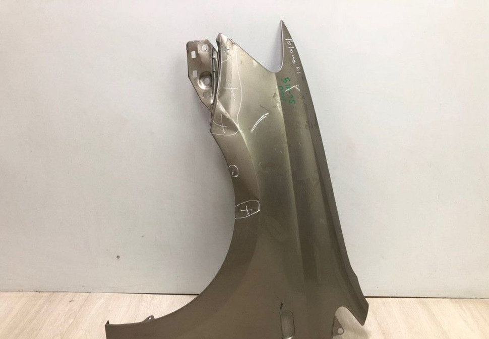 Крыло переднее левое Volkswagen Polo седан oem 6RU821105C (вмятина)
