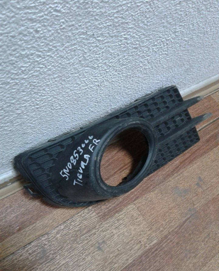 Решетка (рамка) птф правая Volkswagen Tiguan (11-16) oem 5n0853666 Решетка (рамка) птф правая Volkswagen Tiguan (11-16) oem 5n0853666