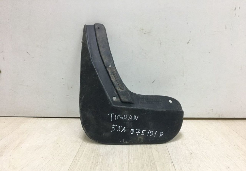 Брызговик задний левый Volkswagen Tiguan 2 (16>) oem 5na075101