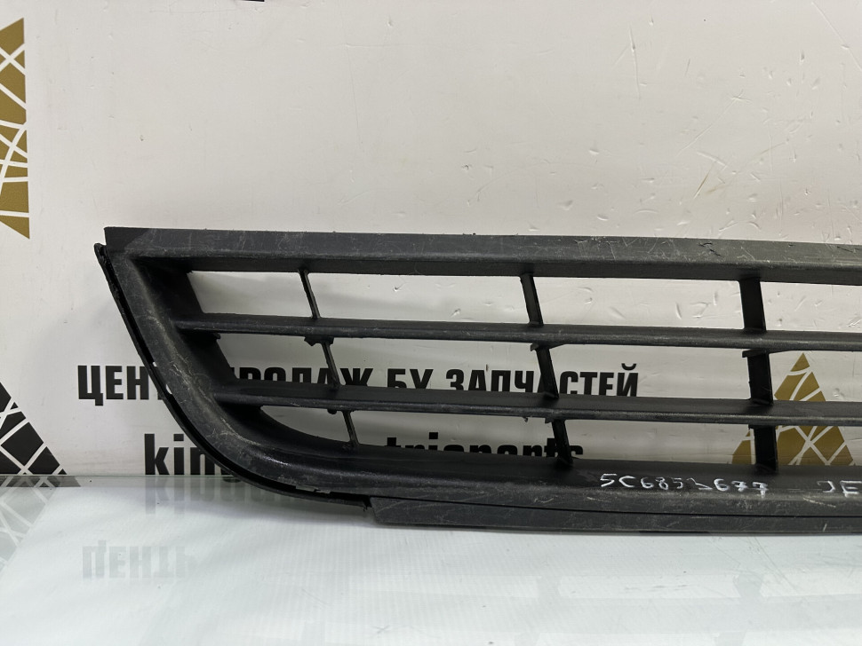 Решетка переднего бампера Volkswagen Jetta 6 дорестайлинг 2011 OEM 5C6853677 Решетка переднего бампера Volkswagen Jetta 6 дорестайлинг 2011 OEM 5C6853677