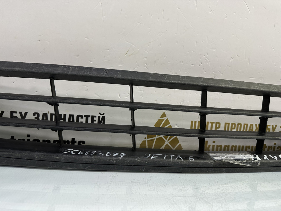 Решетка переднего бампера Volkswagen Jetta 6 дорестайлинг 2011 OEM 5C6853677 Решетка переднего бампера Volkswagen Jetta 6 дорестайлинг 2011 OEM 5C6853677