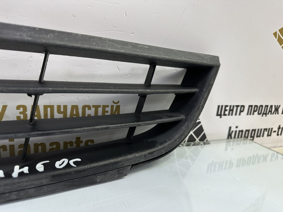 Решетка переднего бампера Volkswagen Jetta 6 дорестайлинг 2011 OEM 5C6853677 Решетка переднего бампера Volkswagen Jetta 6 дорестайлинг 2011 OEM 5C6853677