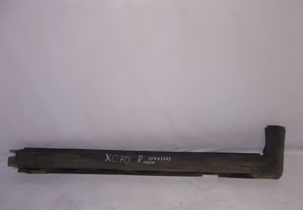 Накладка порога правая Volvo XC70 oem 30763663 (скл-3)