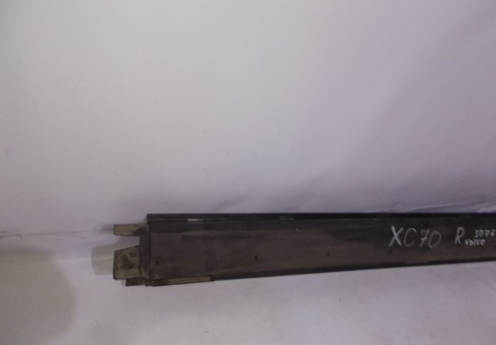 Накладка порога правая Volvo XC70 oem 30763663 (скл-3)
