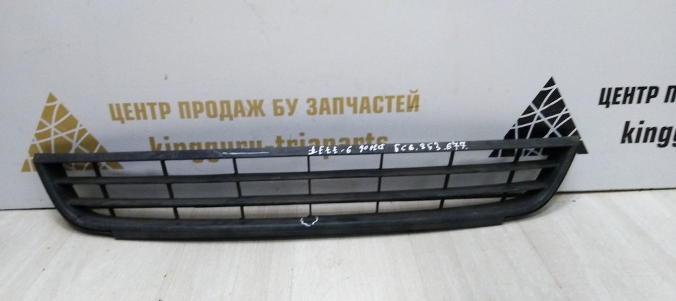 Решетка переднего бампера Volkswagen Jetta 6 дорест 2010-2014 oem 5C6853677