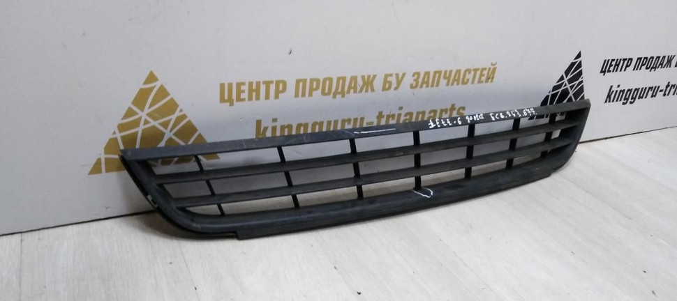 Решетка переднего бампера Volkswagen Jetta 6 дорест 2010-2014 oem 5C6853677